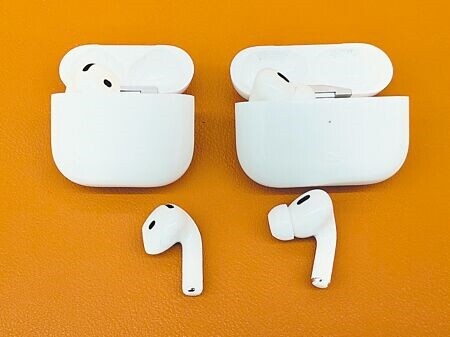 
AirPods 4降噪版（左）比AirPods Pro 2體積小很多，除了沒耳塞，耳機造型也不同。（古明弘攝）
