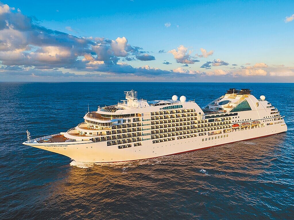 即將首航高雄港的璽寶郵輪安可號,與挪威郵輪天空號雙雙停靠高雄港。(璽寶郵輪提供/郭良傑高雄傳真)