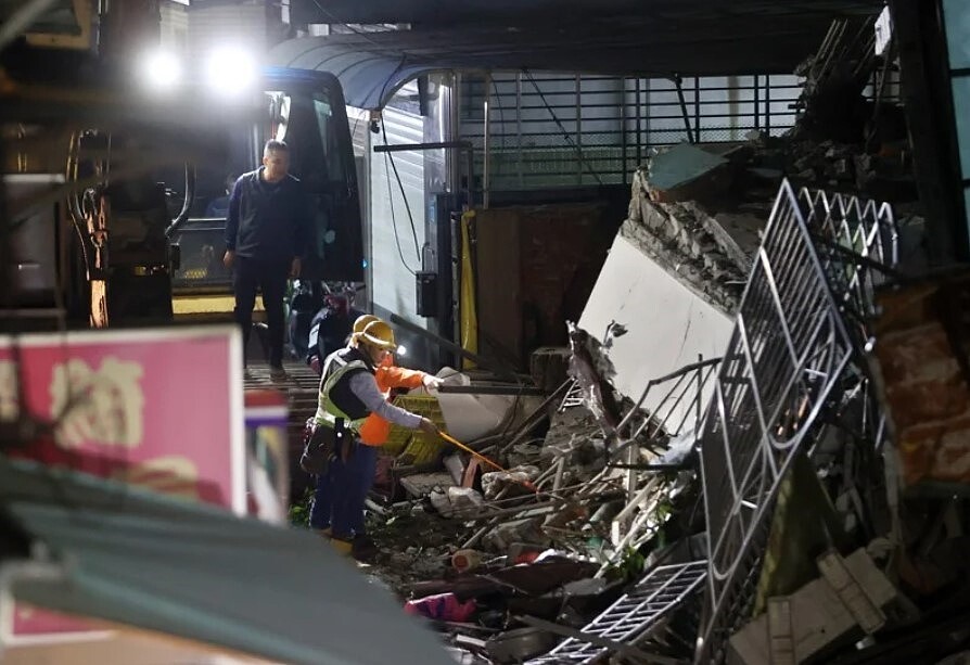 新北三重建案開挖波及鄰房,造成倒塌,新建大樓致周圍民宅受損已非首例,三重去年就有類似案例,在地耆老透露地質本來就「比較沙」。圖/記者葉信菉攝影