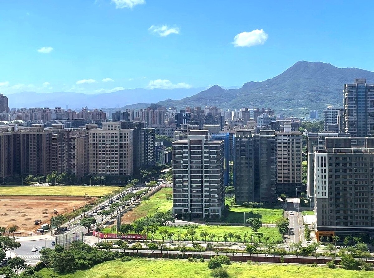 永慶房產集團統計北北基桃四縣市人口淨增加前十名行政區房市表現，其中淡水區人口增加5808人居冠，房市交易量也最高。圖／永慶房產集團提供