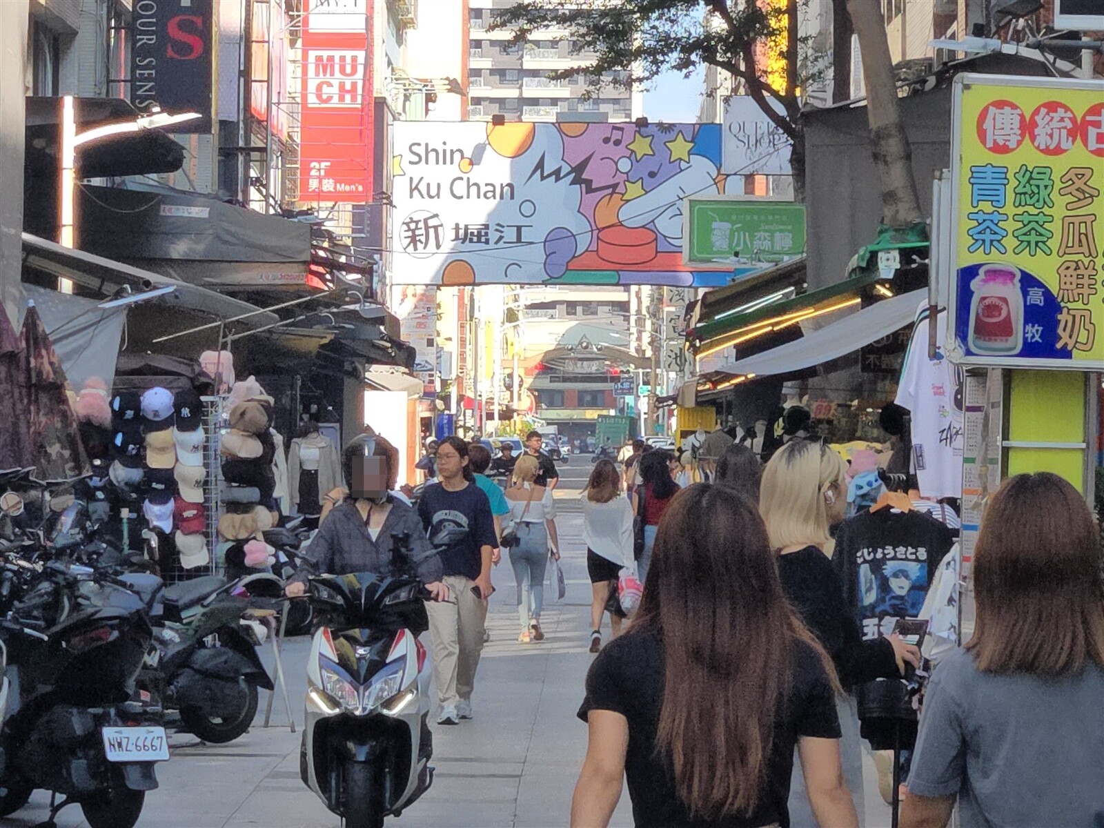 一名網友分享，近日到新堀江商圈發現停車場爆滿，人潮絡繹不絕，好奇發問「新堀江是不是復活了？」聯合報系資料照 