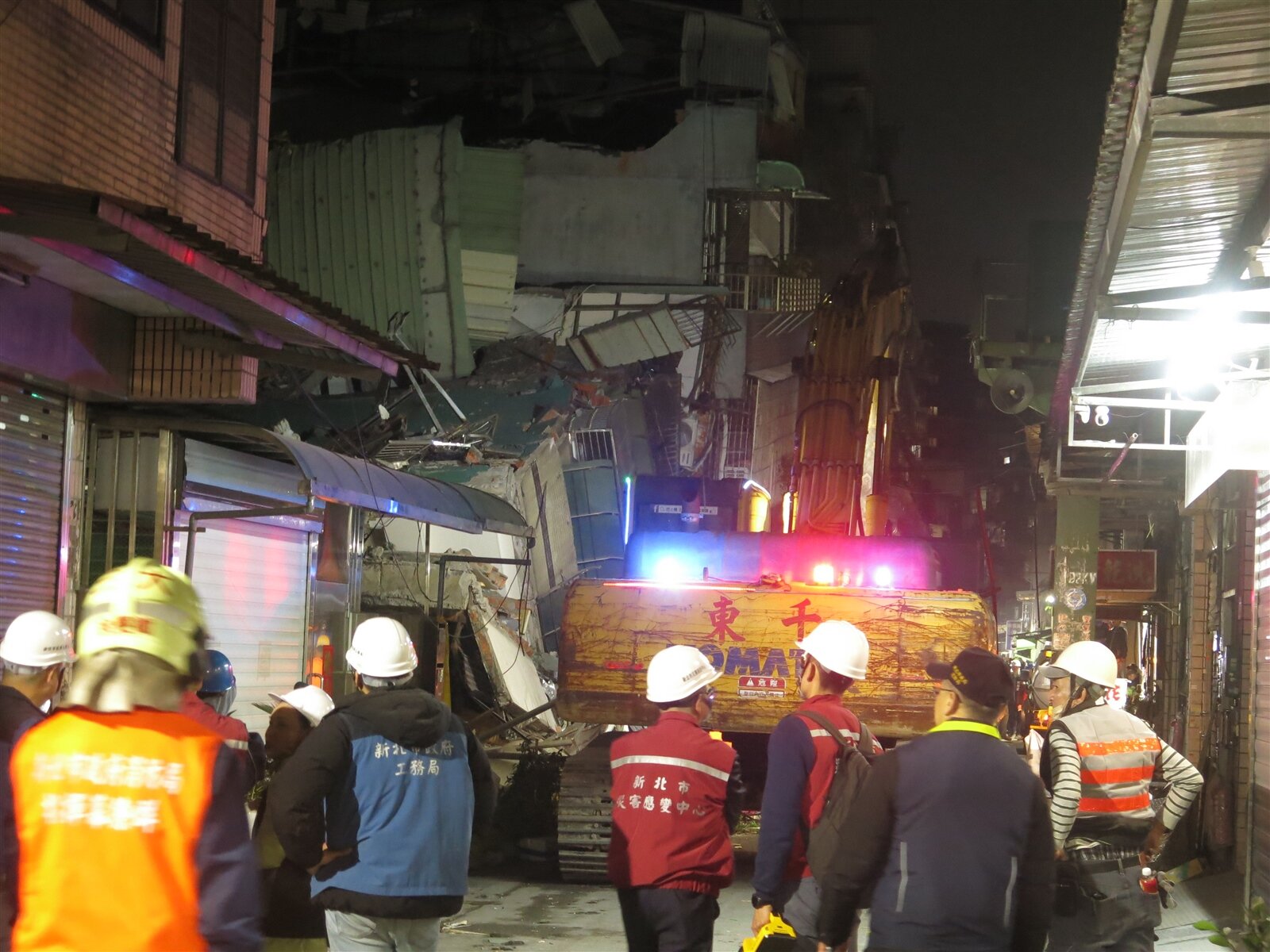 三重六張街建案因左側鄰房持續傾斜，新北工務局原規畫拆除三、四樓，想不到原傾斜較不嚴重的右側鄰房無預警倒塌，如今左右側確定都保不住，挖土機具稍早進入巷內拆除，將一路將兩棟全數拆除。記者李成蔭／攝影 