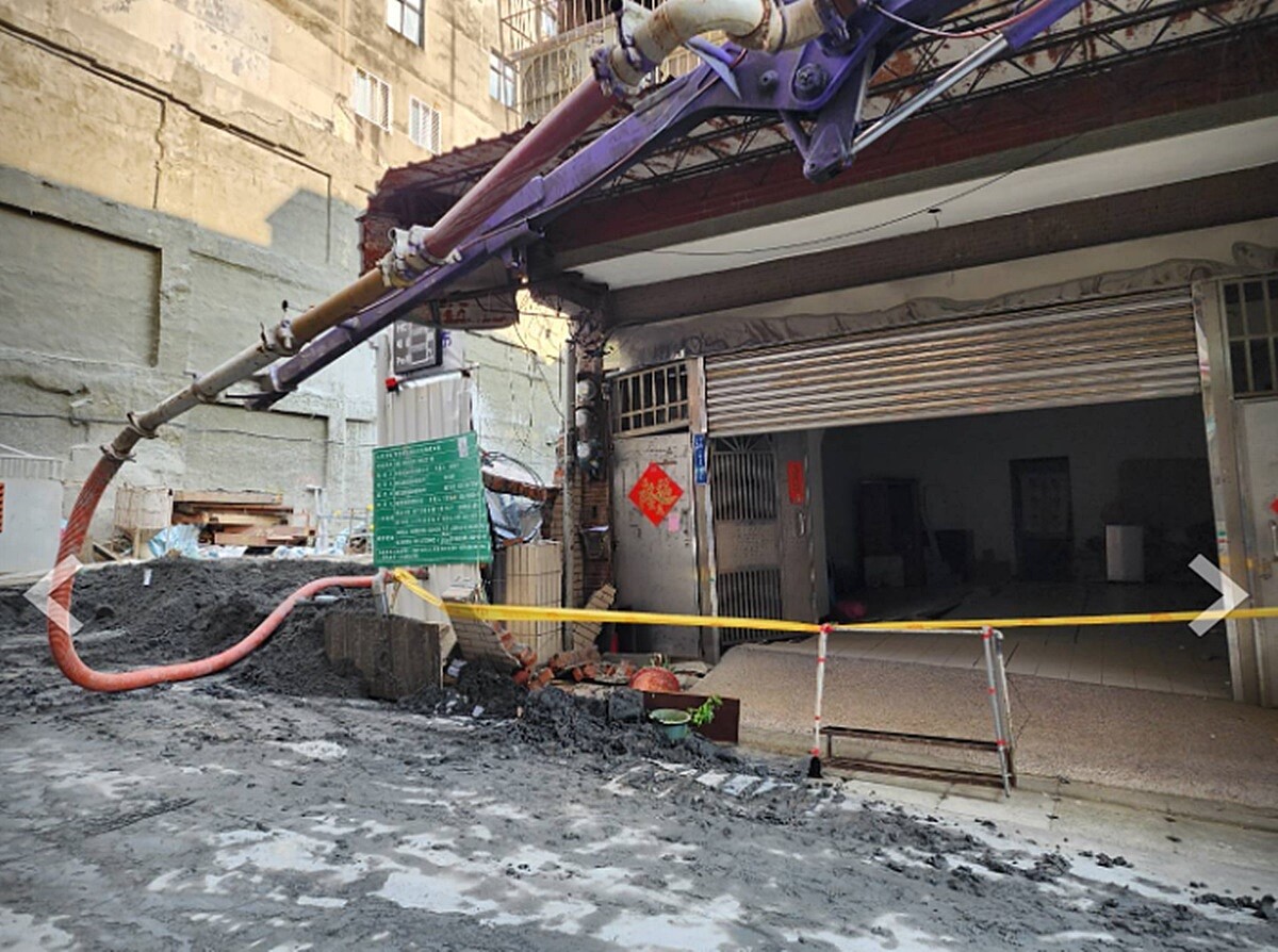 新北市三重六張街一處建案開挖工程導致左右兩側鄰房傾斜,鄰房無預警倒塌!圖/新北市政府提供