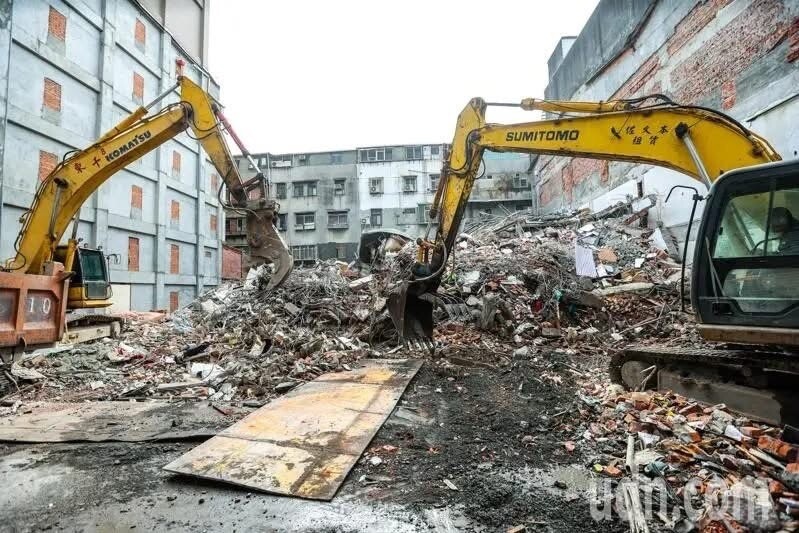 新北三重區六張街一處建案開挖地下室，造成兩側鄰房傾斜龜裂，被迫「強制都更」。記者曾原信／攝影 