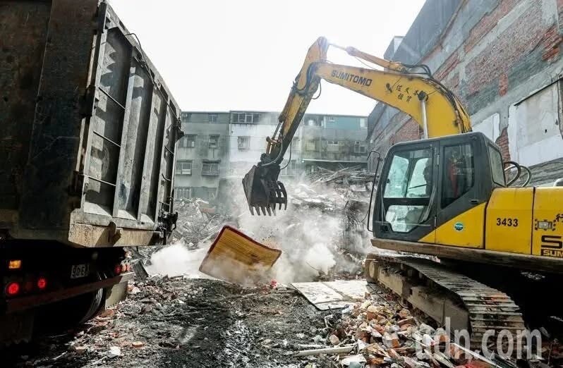 新北三重區六張街一處建案開挖地下室，造成兩側鄰房傾斜龜裂，被迫「強制都更」。記者曾原信／攝影 