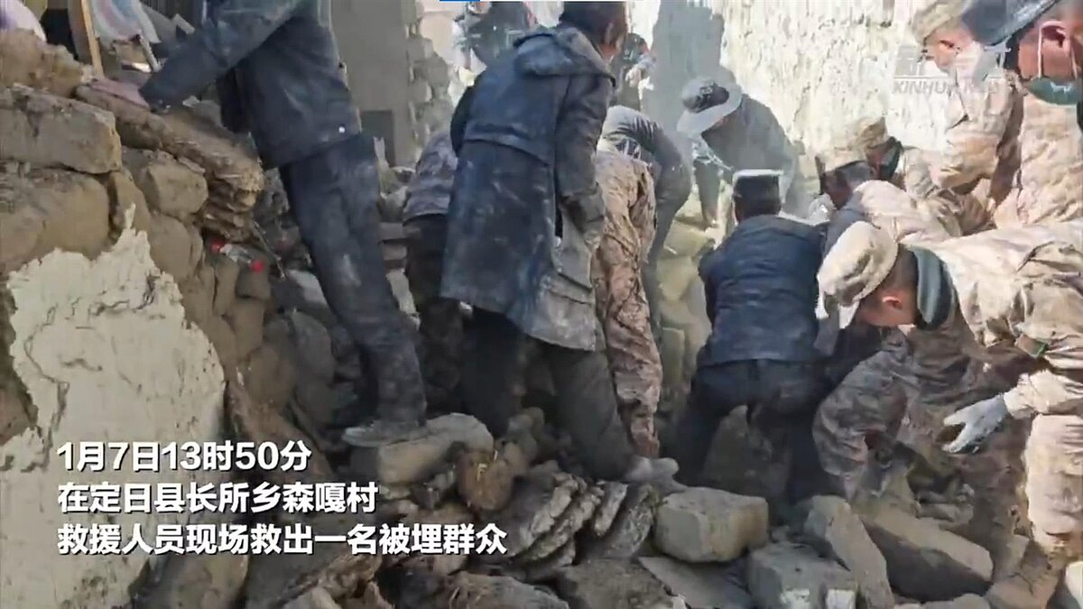 西藏官媒7日晚間宣布定日地震造成126人遇難,3609戶房屋倒塌,188人不同程度受傷。圖為救災場景。圖/新華社