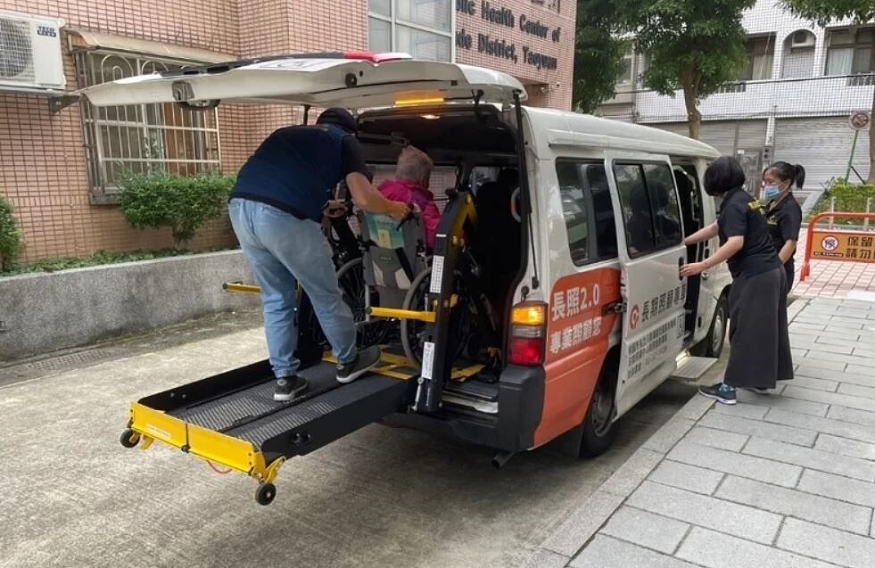 桃園市今年成立「居家及社區長照服務科」，遭質疑多頭馬車，社會局回應，已將老人福利科相關業務移轉至新科室，確保長者獲得更高品質照顧。圖／市府提供
