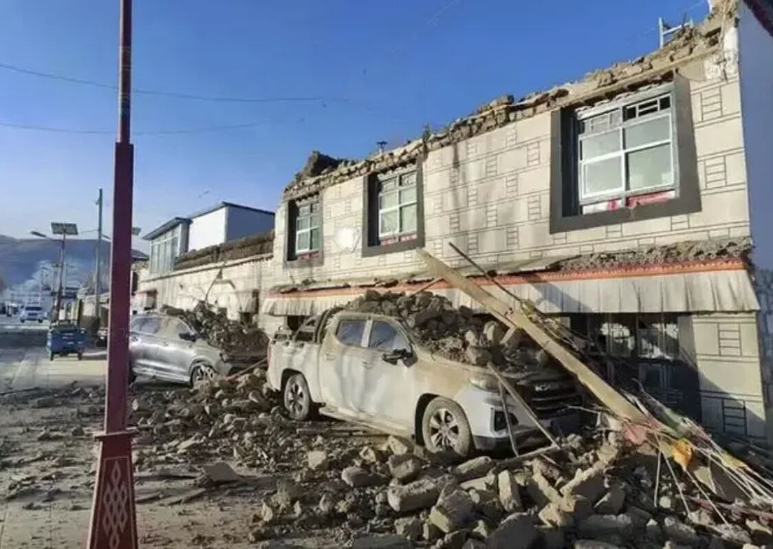 西藏定日縣7日上午的地震,造成房屋倒塌毀損,汽車、房屋都被震損。圖/澎湃新聞