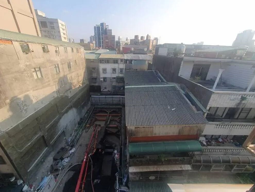 新北三重六張街一處建案開挖地下室，導致基地兩邊40年屋齡的鄰屋傾斜龜裂，基地左側第一棟四層樓高透天厝傾斜最嚴重，牆壁出現裂縫、破洞。圖為鄰房未倒塌前。記者李成蔭／攝影
