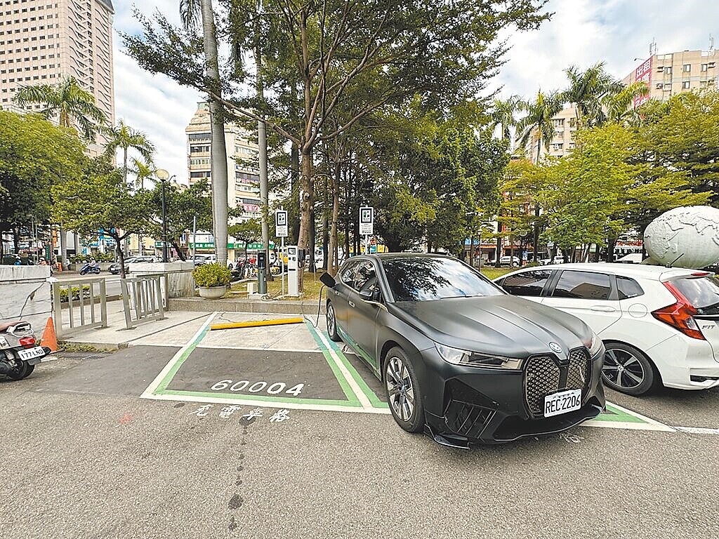 台中市今年1月1日起針對電動車停車開始試辦收費，交通局並積極布建充電樁。（台中市交通局提供／林欣儀台中傳真）