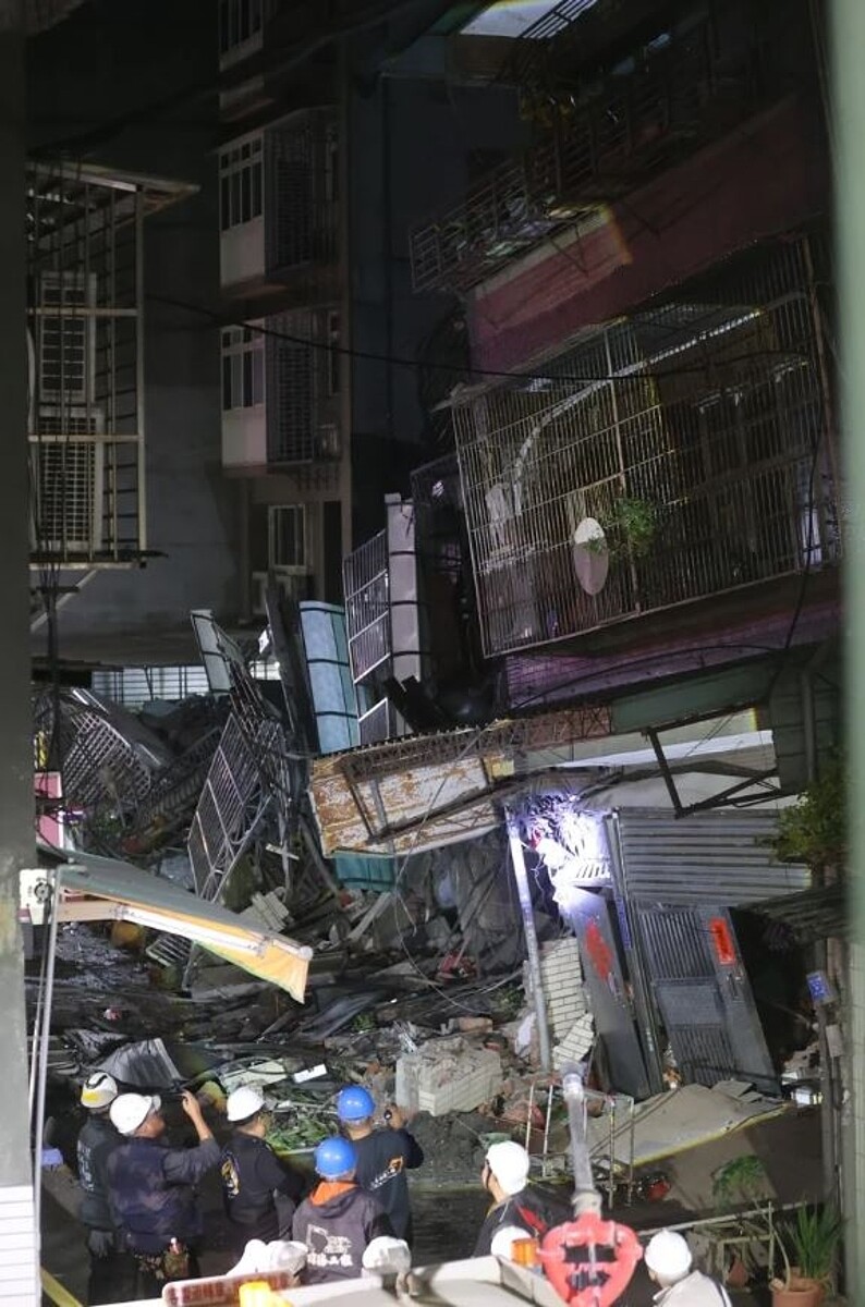 新北三重工地損鄰案,新北工務局原規畫先拆除190號的3、4樓,不料昨晚另一棟較不危險的建築184號(建地右側)突然倒塌。記者葉信菉/攝影