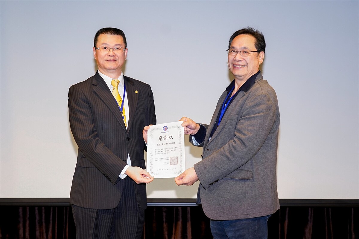政大不動產研究中心主任楊松齡教授(右)致贈感謝函予永慶房產集團業務總經理(左),分享寶貴房地產知識和洞見給眾多民眾。圖/永慶房產集團提供