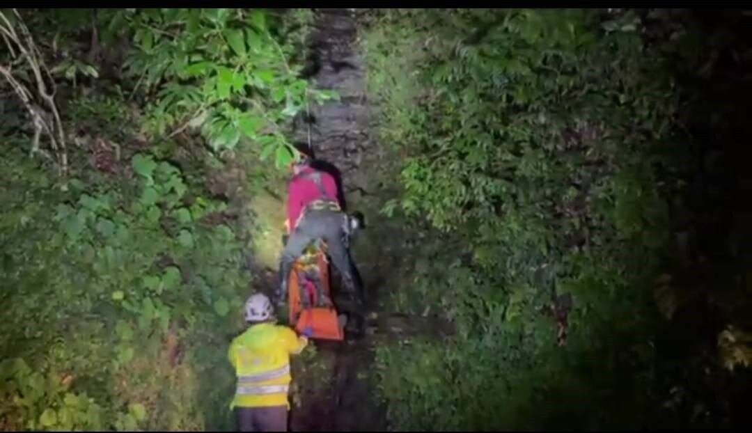 這對情侶疑似為省下東眼山門票費用，至庫志山區密林穿越前往東眼山卻受困。圖：讀者提供