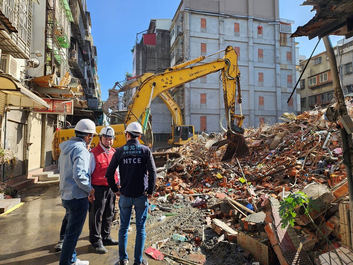 新北三重區六張街工地，近日發生施工釀鄰損事件，造成鄰屋倒塌及損壞，新北稅捐稽徵處表示，就受損房屋之114年期房屋稅，將依匡列範圍主動協助辦理免徵或減徵。圖／工務局提供
