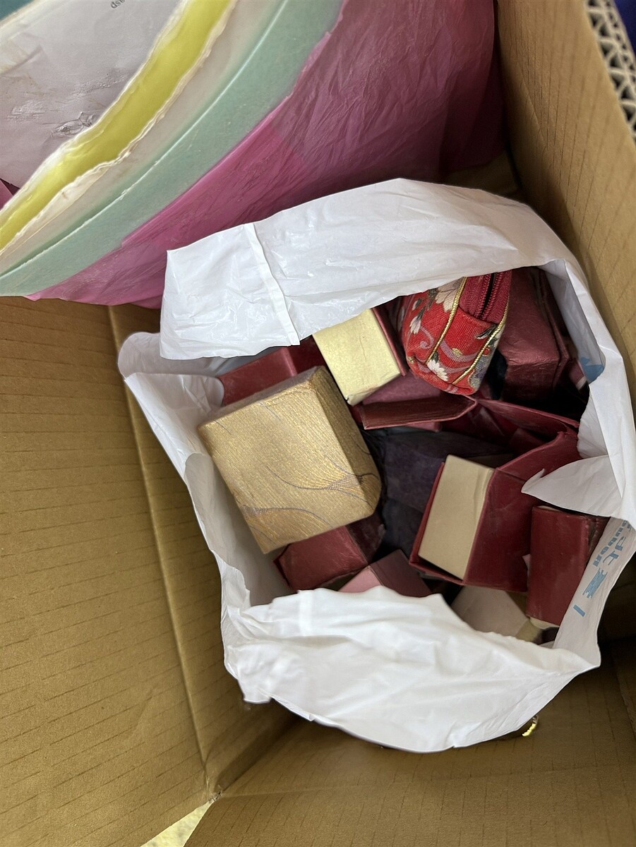 新北市三重鄰損現場,找到不少百元現鈔與首飾。記者葉德正/攝影