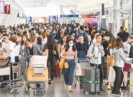 
春節9天連續假期國人瘋出國，航空公司機票、旅行社行程已賣出約9成。圖為桃機。（本報資料照片）
