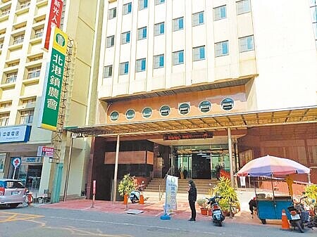 雲林縣北港鎮農會(見圖)翁姓女職員等人涉嫌挪用公款1.19億元,雲林地檢署聲押禁見5人獲准。(張朝欣攝)