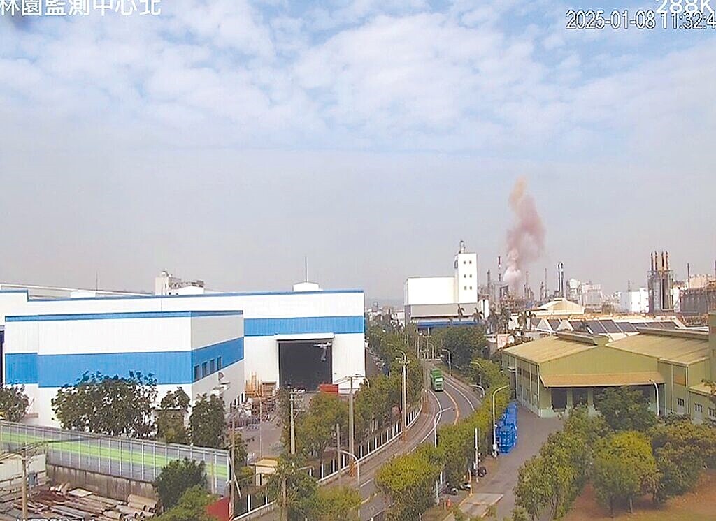 台苯林園廠8日上午11時,將汽電共生鍋爐降載檢修儀電時,同時開啟燃氣鍋爐,升壓過程中安全閥跳脫,瞬間傳出巨大爆炸聲響,粒狀物也散布於空氣中,高市環保局將依違反《空汙法》開罰。圖/高雄市環保局提供