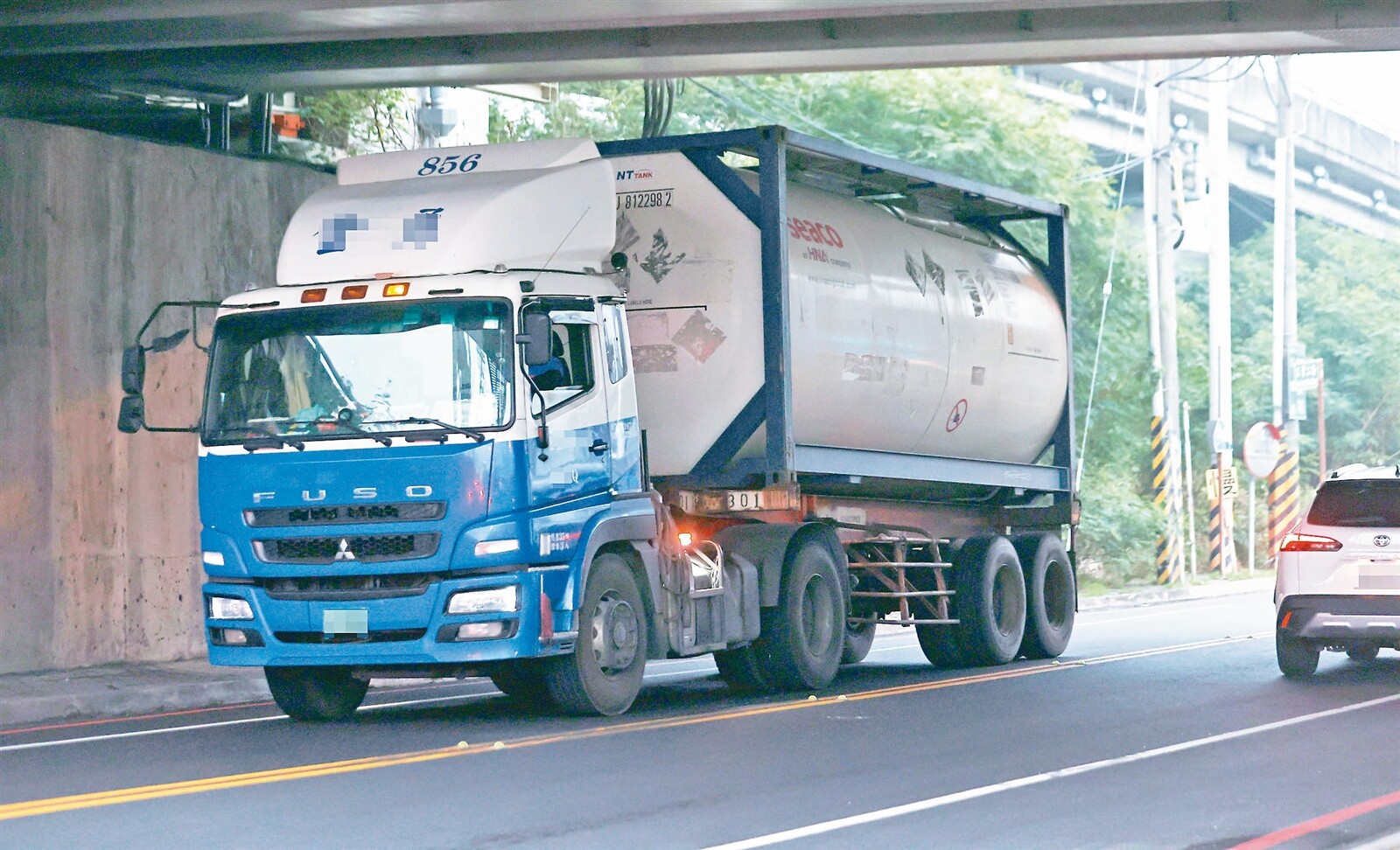 移動的地雷 槽罐車因時常載運化學及有毒物質，一旦發生碰撞或翻覆事故，不僅汙染環境，更容易起火釀成重大災情。記者劉學聖／攝影 