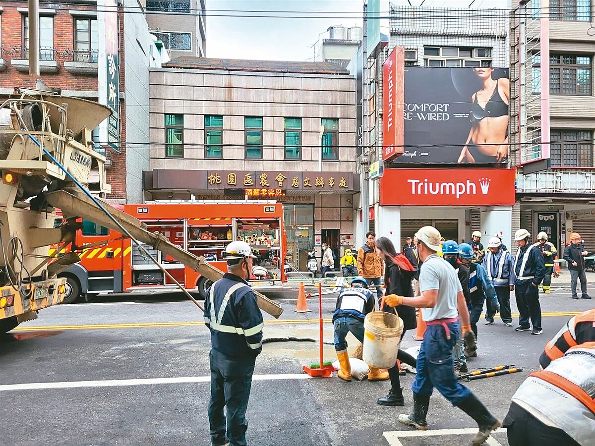 昨天上午經捷運工程局搶修，填平凹洞並恢復通行。記者陳俊智／攝影 