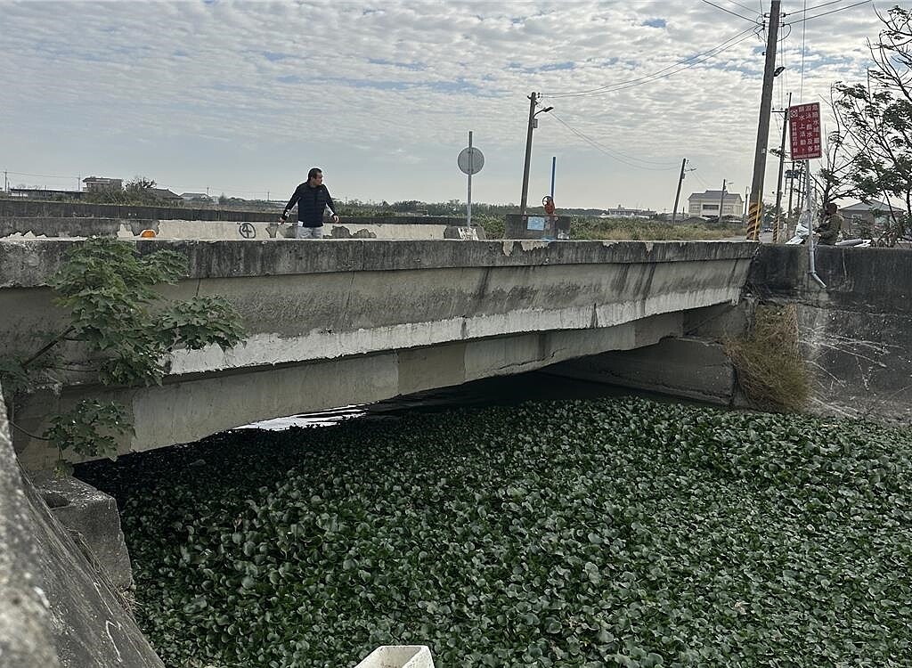 雲林縣沿海地區橋梁因年久失修，危及民眾安全，立委丁學忠8日偕交通部公路局副局長林聰利等人，前往台西、麥寮、四湖等鄉會勘7座危橋，爭取中央補助2.18億元。圖／丁學忠服務處提供