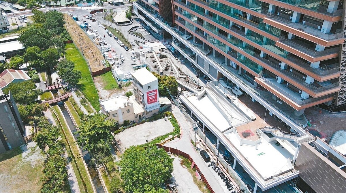 高雄鳳山車站南側反對重劃的陳姓住戶,經市府誠意溝通已願意搬遷,僵持8年爭訟終於畫下句點。圖/記者王昭月翻攝