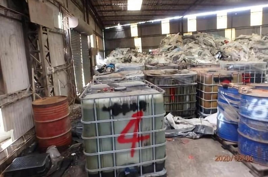 南投埔里慈恩社區6年前被環保蟑螂入侵,租地建置鐵皮工廠,非法棄置上千噸廢棄物,地主慘砸近2000萬元清運。圖/南投縣環保局提供