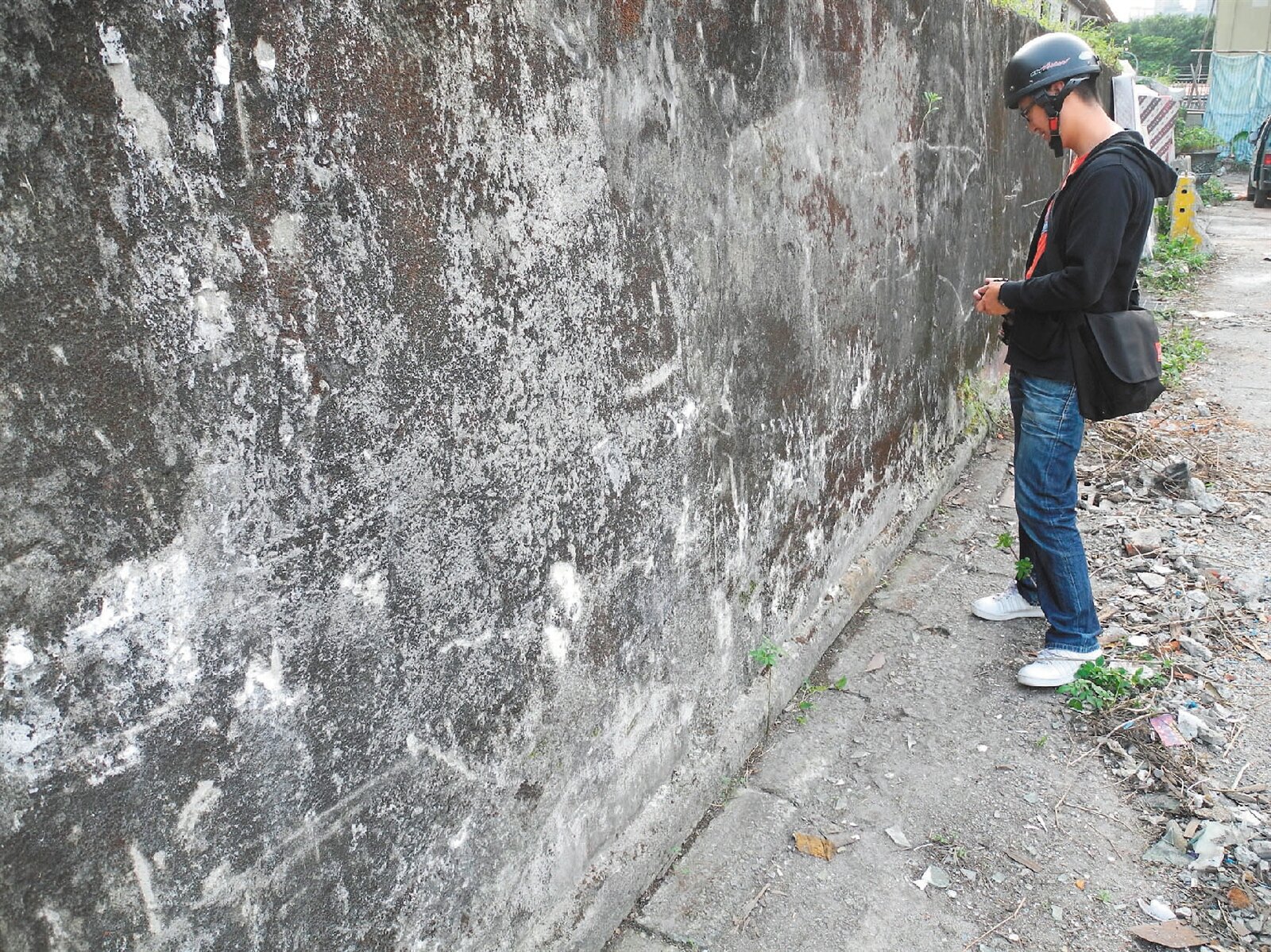 華光社區拆除作業大致完成,古蹟「台北監獄圍牆」內側多出許多新刮傷,還露出石灰層;包商表示原因不明。 記者黃福其/攝影