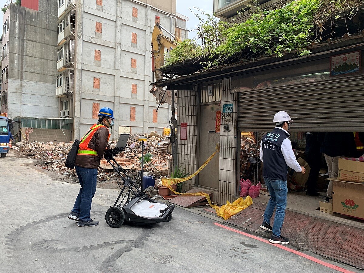 新北三重「莘聖沐光居」開挖造成鄰損案,新北市長侯友宜表示,對建商「追究責任」也會求償。圖/新北市政府提供