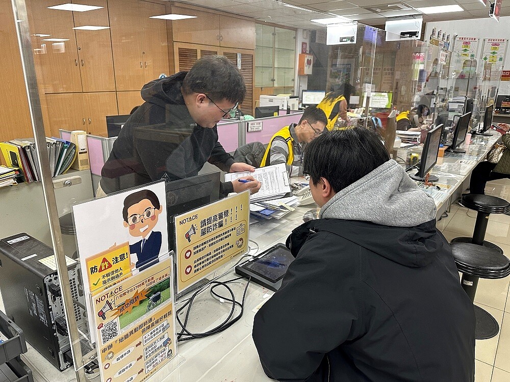 新北地政主動出擊進行關懷提問,防堵詐騙集團犯行。圖/新北市地政局提供