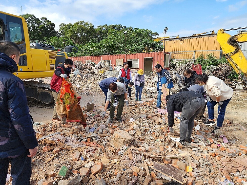 三重區六張街受災戶前往八里暫置場認領物品，住戶共同見證工務局進行物品挖掘、分類與清理。圖／工務局提供