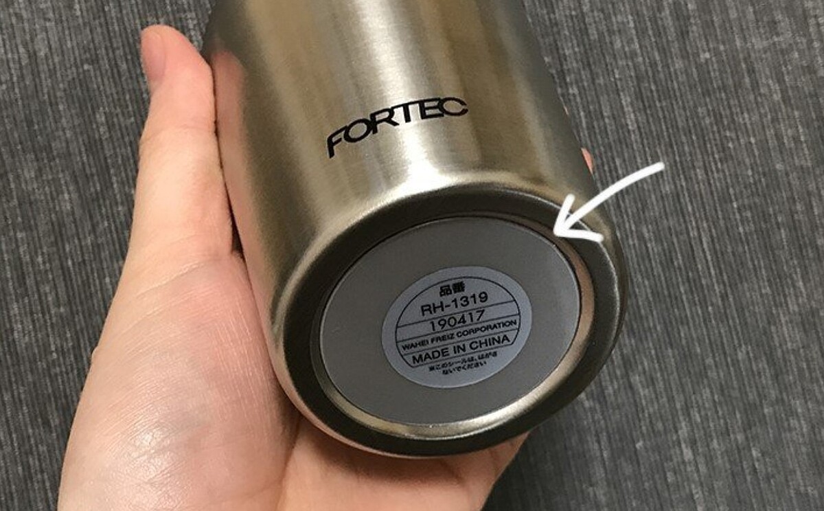 在寒冷的冬天,準備好一個保溫杯,就能隨時喝到溫熱的茶水。而在許多鋼杯的底部,往往會貼著一張標籤紙,以及一層圓形保護貼。圖/擷取自X@livedoornews