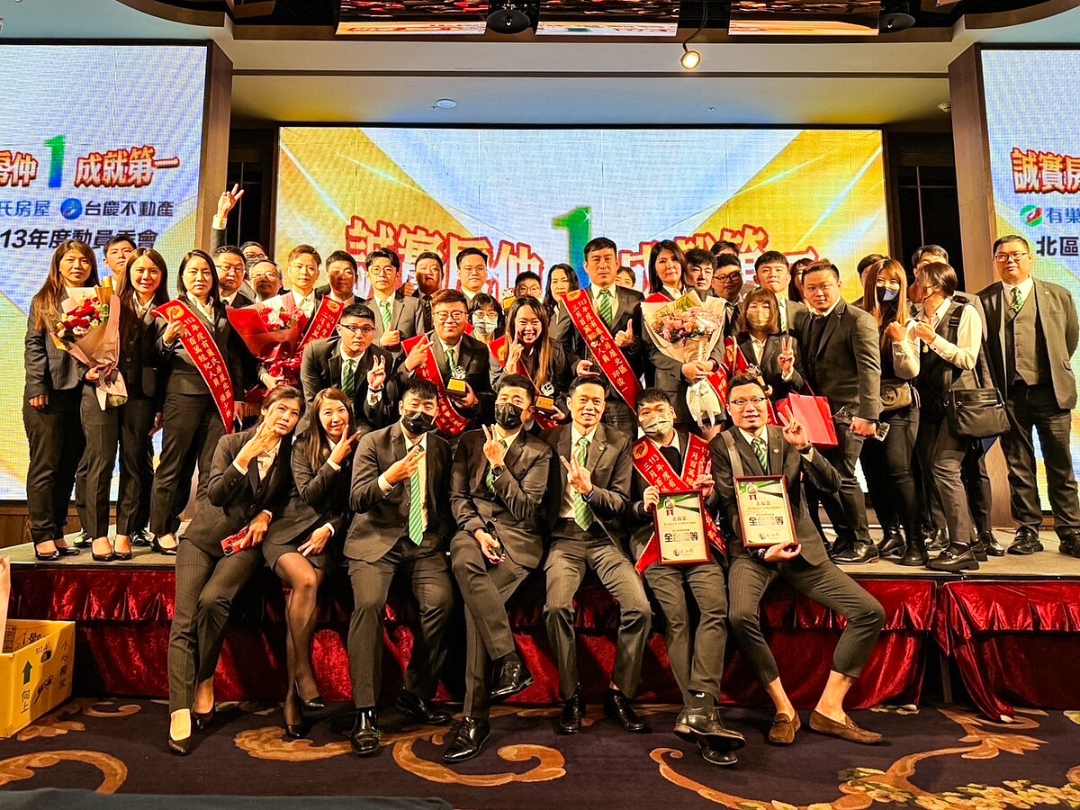 有巢氏房屋陳韋蒔店長很滿意團隊2024年表現,以逾4,500萬業績,拿下年度業績競賽獎項。圖/永慶房產集團提供