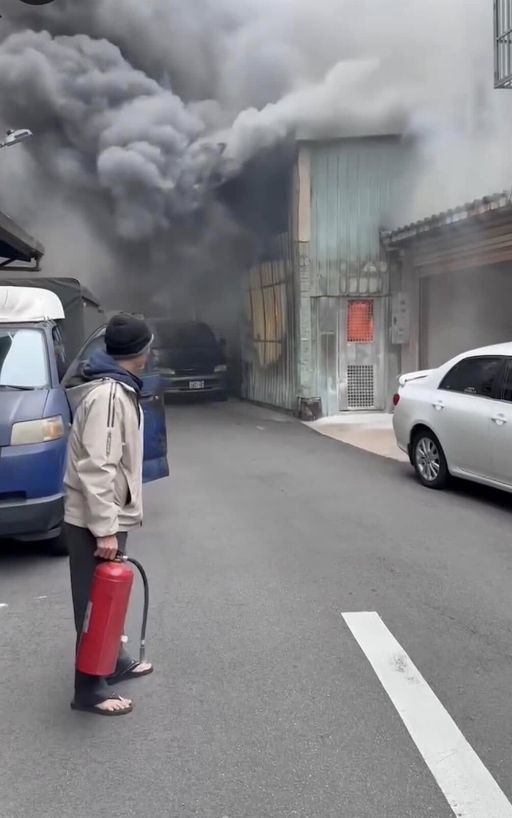 附近民眾趕緊拿出滅火器想滅火，也無法控制住猛烈的火勢。圖：翻攝自內壢大小事