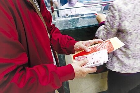 中央銀行22日宣布,春節新鈔兌換預計在1月20日至24日五個營業日辦理,包括台灣銀行在內八家金融機構、456個據點將可換新鈔。圖∕本報資料照片