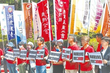 
全國公務人員協會等公教團體10日將召開記者會，呼籲政府修正《公教人員退休撫卹法》，立即停砍公教人員退休金。圖為2023年全國教師工會在行政院門口陳情，要求精算撥補退撫基金。（本報資料照片）
