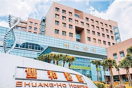 
衛福部雙和醫院葉姓男護理師於工作期間，擅自拍攝病患血尿、漏便等畫面，並上傳至個人社群網頁，甚至寫上「上班歡樂碎片」，雙和醫院8日接獲民眾反映後啟動專案調查。（本報資料照片）
