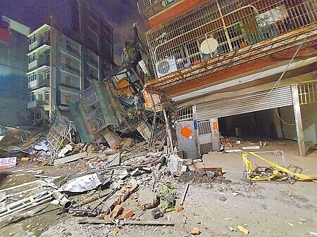 新北市三重區「莘聖沐光居」建案施工損鄰案造成公寓倒塌、傾斜遭到拆除。(本報資料照片)