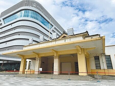 高雄火車站帝冠式建築已經有84年歷史,為高市府列管的文化古蹟。(紀爰攝)