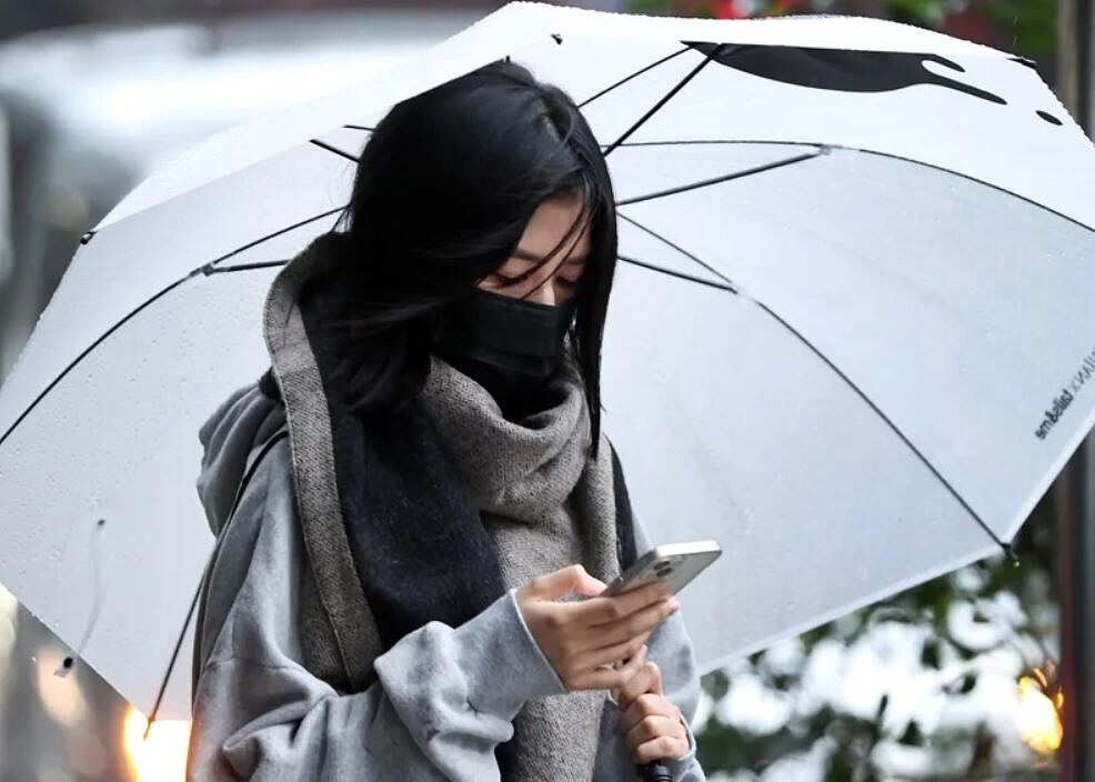 今天至周日清晨,強烈大陸冷氣團壟罩,北部、東半部及山區有局部短暫雨,中南部多雲時晴;北台灣白天高溫約在14、15度,整天持續濕冷,中南部也會轉冷,部分平地的最低氣溫約可降至7度左右。聯合報系資料照