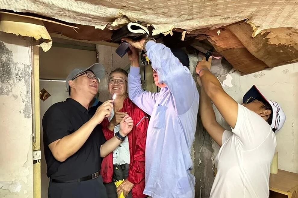 高雄市大高雄不動產開發商業同業公會與社會局攜手協助獨居長者居家修繕，從場勘、拆除、清運、裝修到完工，迅速完成修繕。圖／翻攝自高市社會局臉書
