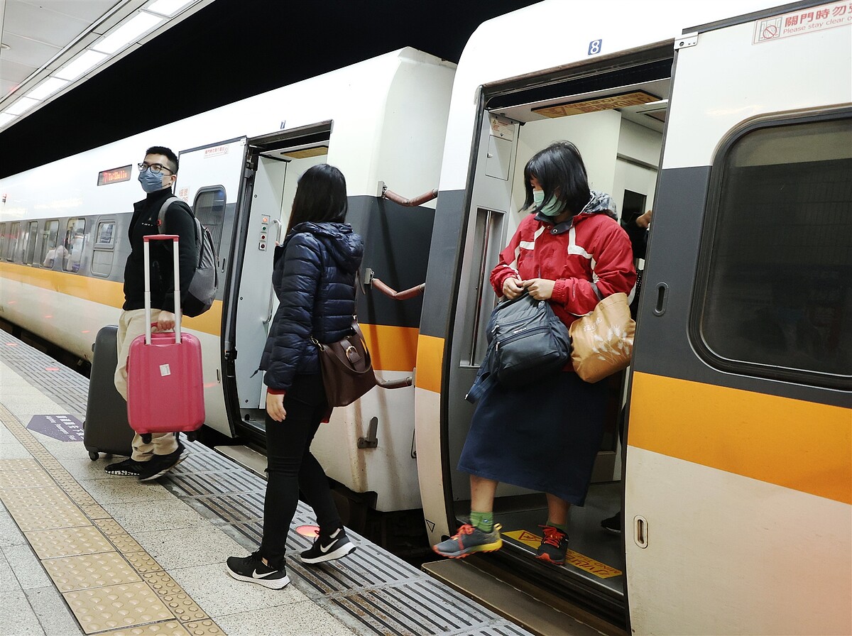 台鐵公司因應春節連續假期疏運旅客需要,自1月24、25日及1月29日至2月2日計7天,全線再加開各級列車24班,整體春節連假運能較平日增加9.2%,較去年春節增加3%。本報資料照片