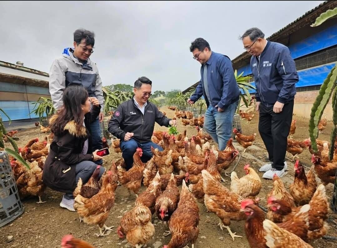 桃園市副市長蘇俊賓造訪龍潭北一畜牧場，交流友善養殖推廣與無抗生素養殖推動的經驗。圖：翻攝自蘇俊賓臉書