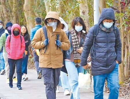 
台灣10日受強烈大陸冷氣團影響，各地氣溫明顯偏低，民眾外出紛紛穿著厚重衣物禦寒。（羅永銘攝）
