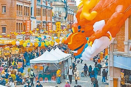 
台北市衛生局10日公告，2025台北年貨大街11日至27日為全面禁菸場所，範圍涵蓋迪化街、民生西路、歸綏街以及永樂廣場，也提醒民眾不要違規吸菸，否則恐觸犯《菸害防制法》被開罰2000元至1萬元。圖為年貨大街示意圖。（本報資料照片）
