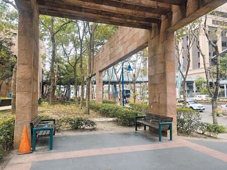 
新北市政府大樓周邊的戶外座位休息區過去設有菸蒂桶，不過配合去年新北耶誕城活動全面禁菸，菸蒂桶被暫時移除。（呂健豪攝）（吸菸有害健康）
