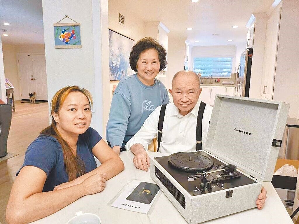 吳宇森(右)與妻子牛春龍(中)在女兒吳飛霞的協助下開車撤離家園。(倪有純提供/杜欣穎台北傳真)