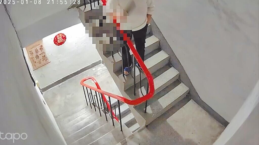 新北市永和區某公寓鄰居間曾因噪音問題而鬧不愉快,事後傳出噪音的住戶更是覺得「遭針對」,因此不斷向提出抗議的住戶叫囂,甚至拿刀揮舞。(永和警分局提供/賀培晏新北傳真)