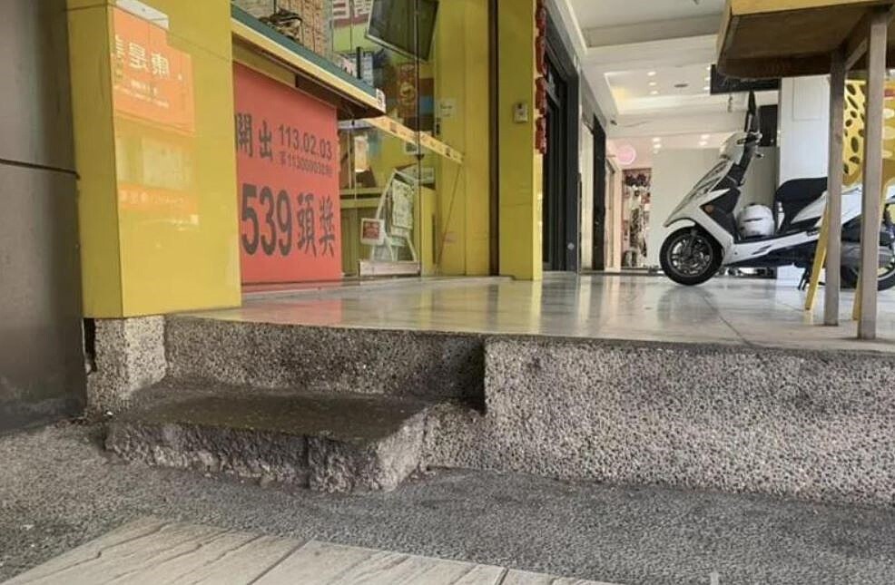 高雄多處商區的騎樓高低落差明顯,身障者大感不便,許多人只能無奈走到馬路上,也有民眾目擊曾有人踩空跌倒。記者宋原彰/攝影