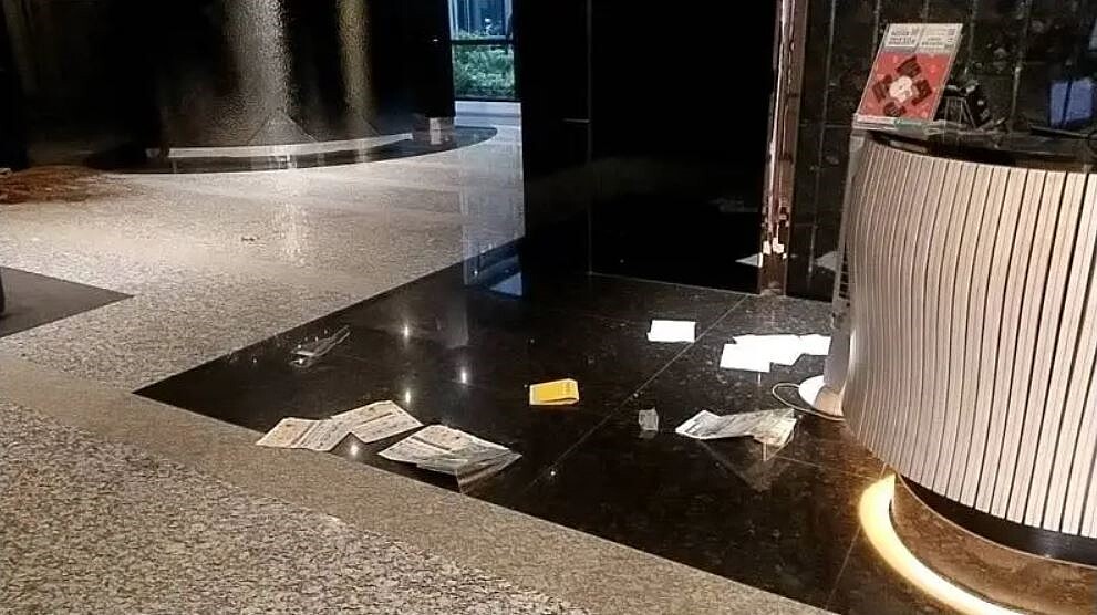 高雄鼓山區某政商居住的大樓發生糾紛,保全員指控住戶打人並毀損大廳物品。記者林保光/翻攝